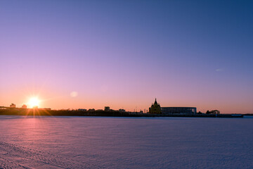 winter sunset on the city's waterfront - obrazy, fototapety, plakaty