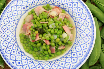 green peas with bacon ready to eat