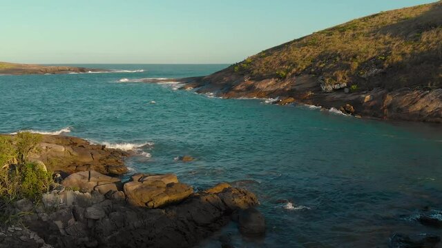 Imagens a&eacute;reas das 3 ilhas no por do sol. Ilha deserta no litoral do Esp&iacute;rito Santo.