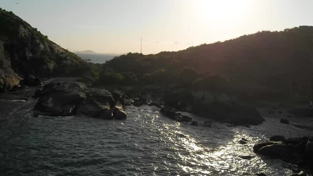 Imagens a&eacute;reas das 3 ilhas no por do sol. Ilha deserta no litoral do Esp&iacute;rito Santo.