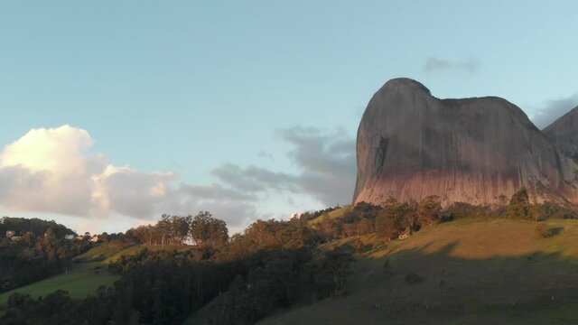 Imagem a&eacute;rea da Pedra Azul no entardecer. Rota do Lagarto na regi&atilde;o tur&iacute;stica de montanhas do Esp&iacute;rito Santo.