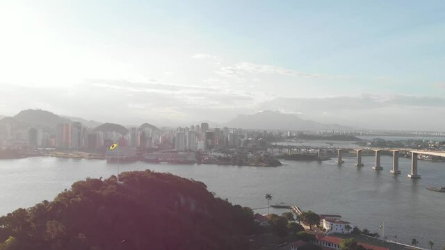 Ba&iacute;a de Vit&oacute;ria e 3&ordf; ponte vista de Vila Velha no por do sol. 