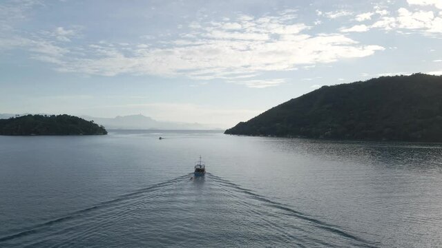 Passeio de barco em Paraty no litoral sul do Rio de Janeiro.