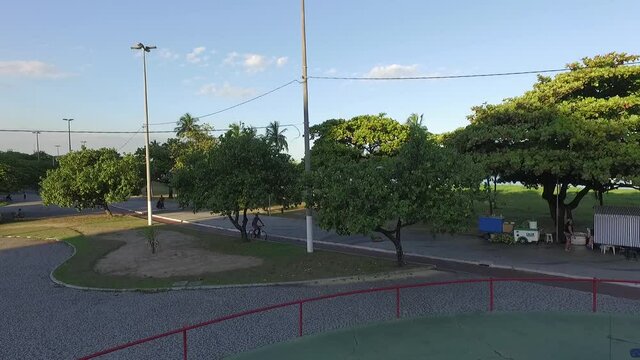 Vis&atilde;o a&eacute;rea da Praia do canto e Ilha do Frade em Vit&oacute;ria.  Barcos e veleiros na praia, &aacute;rea arborizada e praia. Regi&atilde;o Metropolitana de vit&oacute;ria