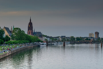 Panorama miasta Frakfurt nad rzeką Men. Kontrast starego i nowego.