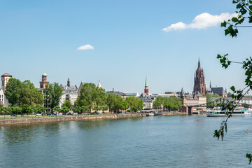 Panorama miasta Frakfurt nad rzeką Men. Kontrast starego i nowego.