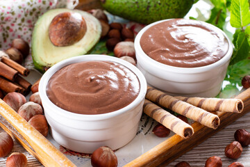 Raw avocado chocolate mousse topped with chocolate and mint. Healthy vegan chocolate dessert.