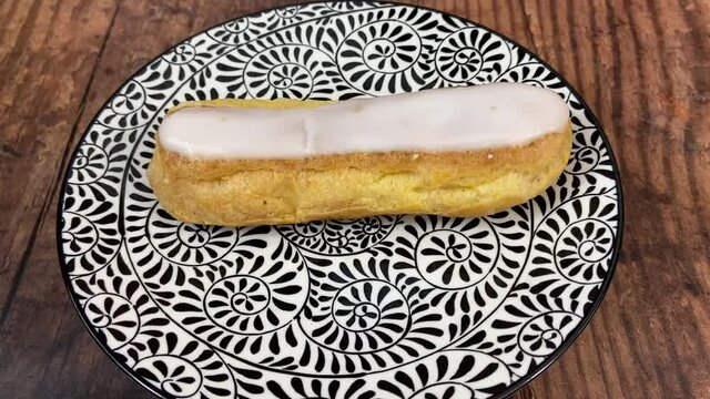 Eclair &agrave; la vanille sur une assiette