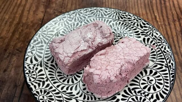 Guimauve fraise sur une assiette