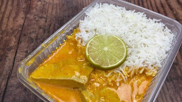 Curry de poisson et riz dans une barquette