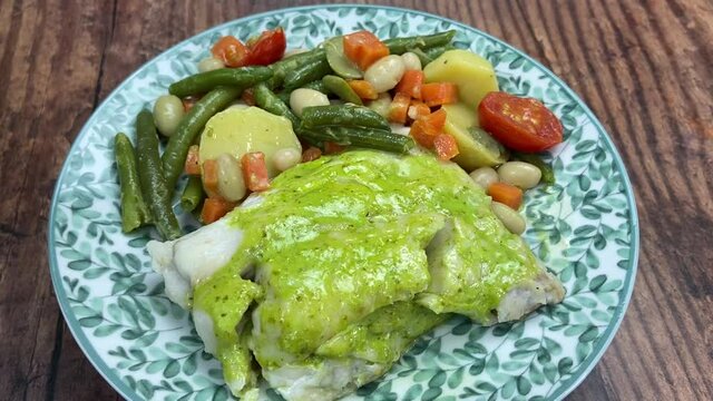 Colin sauce &agrave; l'oseille et po&ecirc;l&eacute; de l&eacute;gumes