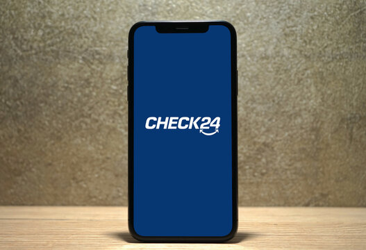 Smartphone zeigt Check 24 Logo an, Vergleichsportal f&uuml;r Versicherungen, Finanzen, Energie, Telekommunikation, Reisen und Shopping