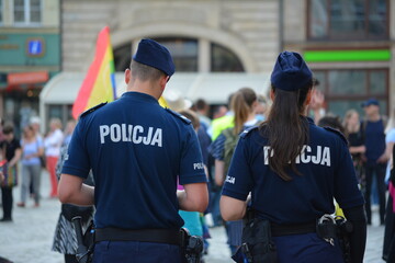 Kobiety policjantki w polskiej policji na zabezpieczeniu imprezy.  - obrazy, fototapety, plakaty