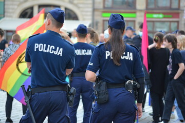 Kobiety policjantki w polskiej policji na zabezpieczeniu imprezy. 