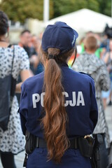 Kobiety policjantki w polskiej policji na zabezpieczeniu imprezy. 