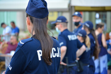 Kobiety policjantki w polskiej policji na zabezpieczeniu imprezy.  - obrazy, fototapety, plakaty