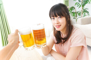 ビールを飲む若い女性 © maroke