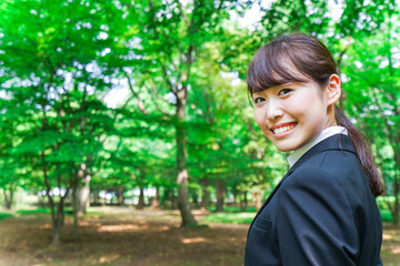 スーツを着て笑うビジネスウーマン