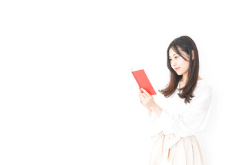 メモを取る若い女性