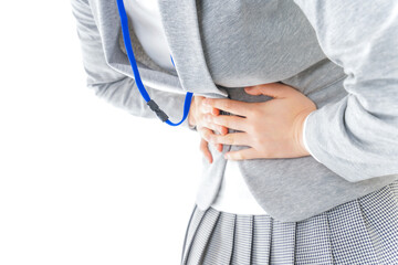 腹痛で苦しむ若いキャリアウーマン