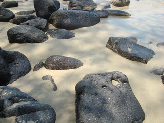 Playa de arena fina y rocas