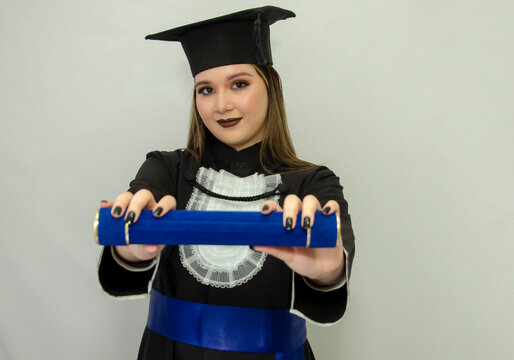 Ensaio fotogr&aacute;fico formando com beca 