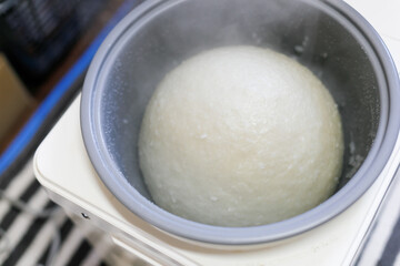 餅つき機で餅作り