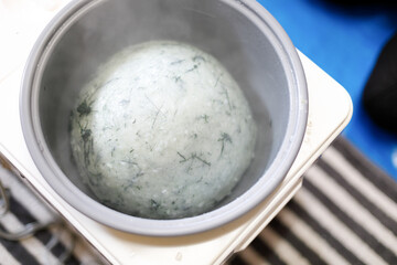 餅つき機で草餅作り