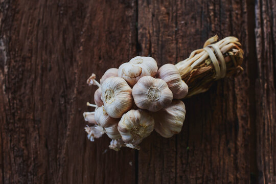 Garlic is beautifully on the wooden floor.