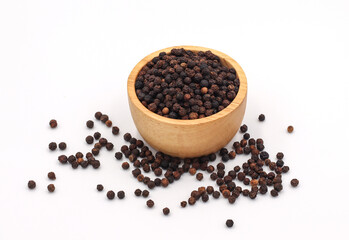 Fototapeta na wymiar black pepper in a wooden bowl isolated on white background