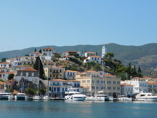 Fototapeta na wymiar View of the town on the island of Poros, in Greece