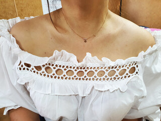 레이스가 예쁜 하얀색 오픈숄더 블라우스
White open shoulder blouse with pretty lace
