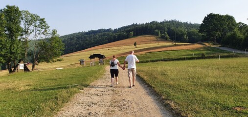 Spacer latem wsrod pól w górach 