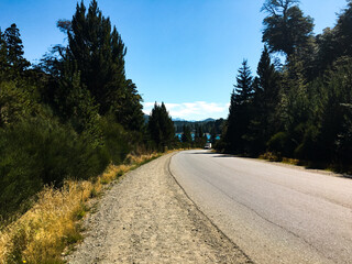 Ruta. Bariloche, Argentina. Patagonia. Verano. Lago Gutiérrez.