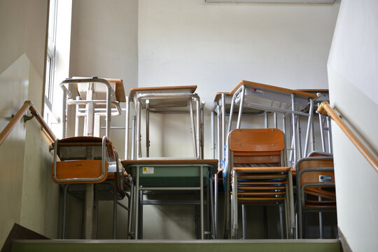 学校の積み上げられた机と椅子