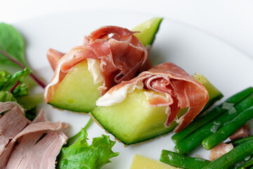 生ハムとメロンのサラダプレート