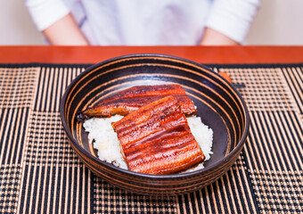 鰻丼　食べる　シニア　【 土用 の 丑の日 イメージ 】