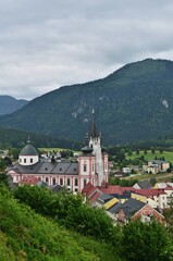 Fototapeta na wymiar Mariazell in Steiermark, Österreich, vertikal