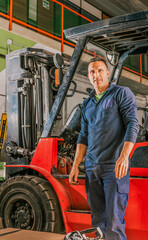 Obraz premium Young Latino man standing looking at the camera in an industrial workshop. Portrait. Concept of work.