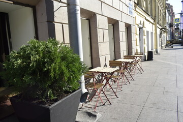 Fototapeta na wymiar cafe on the street, a place to relax