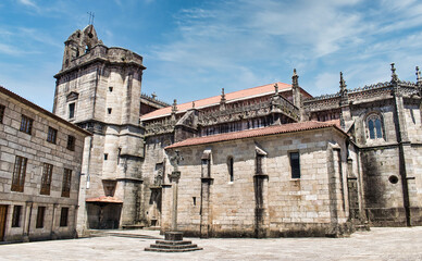 Fototapeta na wymiar Plaza del camino de Santiago con la real basílica de Santa María la Mayor del siglo XV en la ciudad de Pontevedra, España