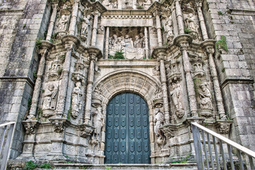 Primer plano hermosa puerta oeste de la basílica Santa María la Mayor de estilo gótico isabelino y plateresco en Pontevedra, España