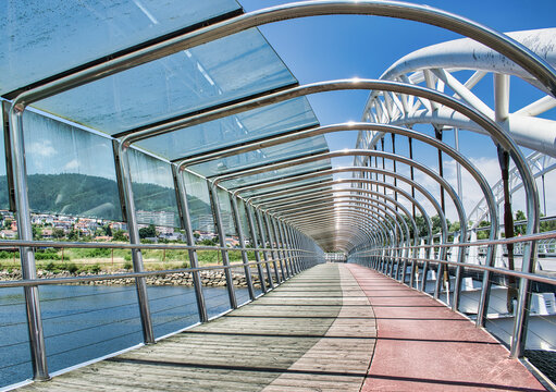 Pasarela para peatones y carril bicicletas con modernos arcos de metal en el puente de Las Corrientes sobre el r&iacute;o L&eacute;rez en Pontevedra, Espa&ntilde;a