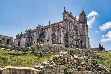Restos en ruina de antigua muralla romana y basílica de Santa María la Mayor de estilo gótico...