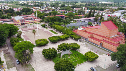 Obraz premium Toma aerea del centro universitario udg costa sur, en autlan de navarro jalisco