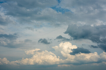 Naklejka na ściany i meble 白い雲、黒い雲、青空、色々混じり合った不思議な空