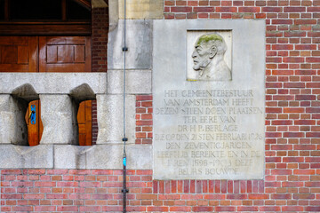 Plaquette Berlage op de muur van de Beurs van Berlage in Amsterdam