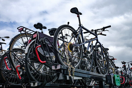 Fietsenstalling op een voormalige pont op het IJ in Amsterdam