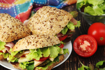 Sandwiches with whole grain bread, ham and vegetables