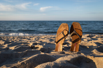 Urlaub und Strand – Schuhe stecken im Sand